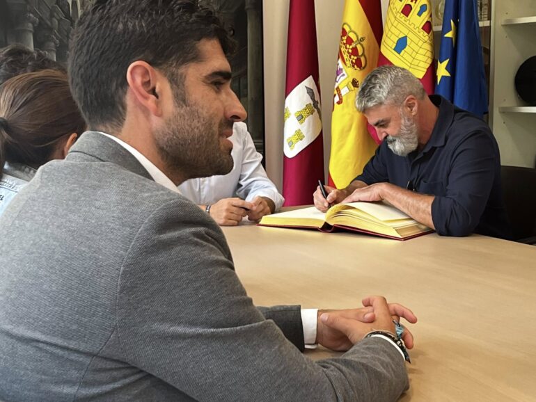 El pregonero de la #Feriadealbacete 2025, el polifacético artista #santiflores,...