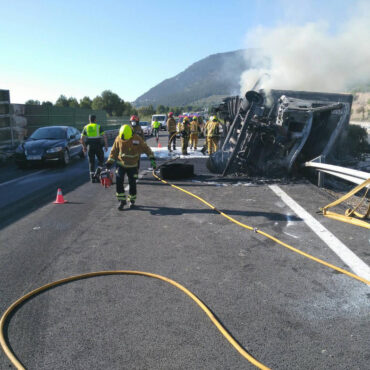 La Operación Especial de Navidad 2022-2023 termina con 51 personas fallecidas
						
								Fecha actualización: 10 enero 2023
						Desde las 15:00 horas del viernes 23 de diciembre hasta las 23:59 del domingo 8 de enero se han producido 42 siniestros mortales.
En estos días festivos, los movimientos de largo recorrido han aumentado un 5% con respecto a las fiestas de 2019, mientras que se han registrado 6 fallecidos menos.
Hay que destacar, por un lado, el accidente del autobús que tuvo lugar el 24 de diciembre en el que fallecieron 7 personas y, por otro, el importante descenso de fallecidos que se ha producido en las vías de alta capacidad.
						
								
									
									Accidentes
									    Balances
									    Convencionales
									    Fallecidos
									    Siniestralidad
									    Victimas
									    Vulnerables
									    
							
						
			
				
					 
						 
							X
						
					
					
						 
						Facebook
						
						
					
					
						 
							Mail
						
					
					
						 
							Copiar URL
	
					
					
						 
							Mostrar QR
						
					
				
			
			
				
					
						 Ampliar letra