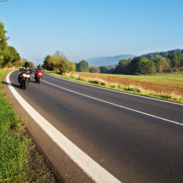 Dos motos circulando por una carretera