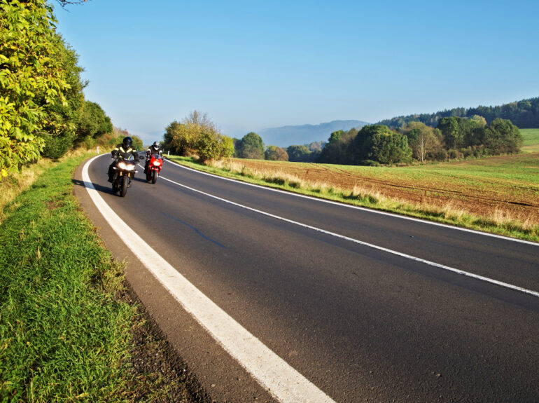 Dos motos circulando por una carretera