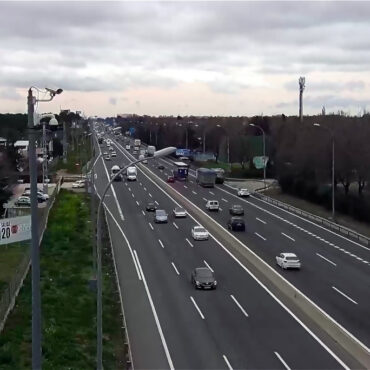 Todo preparado para dar cobertura a los 8,4 millones de desplazamientos previstos para el puente del 1 de mayo
						
								Fecha actualización: 29 abril 2024
						Tráfico pone en marcha un dispositivo especial que se mantendrá desde las 15:00 horas del martes 30 de abril hasta la medianoche del domingo 5 de mayo.
El operativo será especialmente intenso en la Zona Centro al ser festivo en la Comunidad de Madrid el 1 y el 2 de mayo y no lectivo el viernes 3.
Al volante o en moto, cero distracciones, cero alcohol y drogas, respeto a las velocidades establecidas en cada tipo de vía y uso de los sistemas de protección obligatorios en cada caso para que no tengamos que lamentar vidas perdidas durante estos días festivos.
						
								
									
									Restricciones
									    Carreteras
									    Circulación
									    Medidas especiales
									    Operación especial
									    Tráfico
									    viajes
									    
							
						
			
				
					 
						 
							X
						
					
					
						 
						Facebook
						
						
					
					
						 
							Mail
						
					
					
						 
							Copiar URL
	
					
					
						 
							Mostrar QR
						
					
				
			
			
				
					
						 Ampliar letra