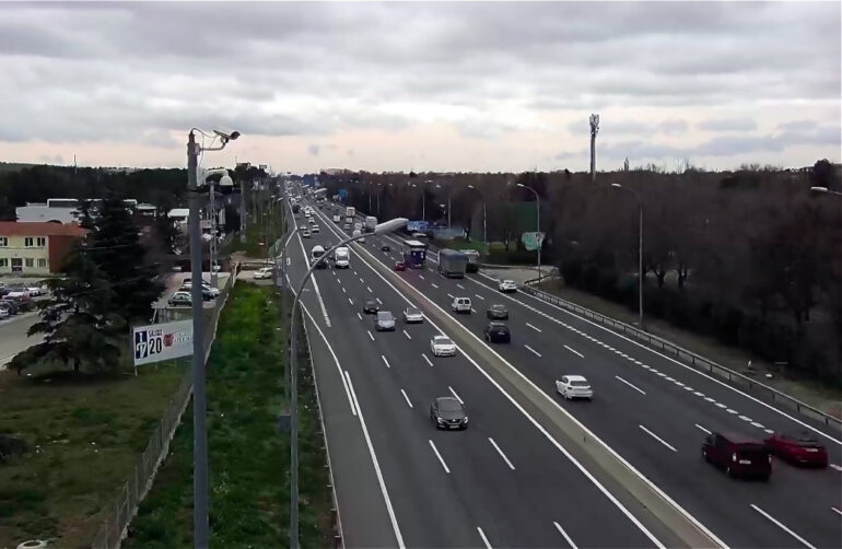 Todo preparado para dar cobertura a los 8,4 millones de desplazamientos previstos para el puente del 1 de mayo
						
								Fecha actualización: 29 abril 2024
						Tráfico pone en marcha un dispositivo especial que se mantendrá desde las 15:00 horas del martes 30 de abril hasta la medianoche del domingo 5 de mayo.
El operativo será especialmente intenso en la Zona Centro al ser festivo en la Comunidad de Madrid el 1 y el 2 de mayo y no lectivo el viernes 3.
Al volante o en moto, cero distracciones, cero alcohol y drogas, respeto a las velocidades establecidas en cada tipo de vía y uso de los sistemas de protección obligatorios en cada caso para que no tengamos que lamentar vidas perdidas durante estos días festivos.
						
								
									
									Restricciones
									    Carreteras
									    Circulación
									    Medidas especiales
									    Operación especial
									    Tráfico
									    viajes
									    
							
						
			
				
					 
						 
							X
						
					
					
						 
						Facebook
						
						
					
					
						 
							Mail
						
					
					
						 
							Copiar URL
	
					
					
						 
							Mostrar QR
						
					
				
			
			
				
					
						 Ampliar letra
