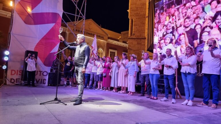 Jesús Martín levanta su copa “con el compromiso de crear una sociedad más humana y solidaria” - SURCO CLM, Diario digital