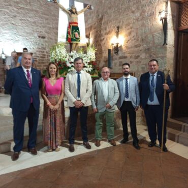 El diputado provincial del Grupo Popular Ángel.Alfaro, junto a los alcaldes de B...