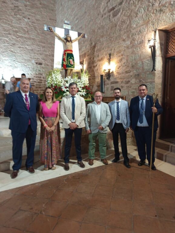 El diputado provincial del Grupo Popular Ángel.Alfaro, junto a los alcaldes de B...