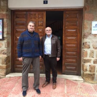 Galería Multimedia11/01/2018Consejería de Agricultura, Ganadería y Desarrollo RuralAlbaceteDurante la reunión que ha mantenido hoy el delegado de la Junta en Albacete, Pedro Antonio Ruiz Santos con el alcalde de Villapalacios, José Ángel RodríguezEl Gobierno regional prioriza la mejora de un camino rural en Villapalacios por su interés social y para garantizar mayor seguridad en el transporteEstas obras que se realizarán en 8 kilómetros del denominado “El Camino del Río” y que enlazan Villapalacios con más de 20 cortijos, explotaciones agrarias, y con la localidad de Bienservida, beneficiarán a una población próxima a las 200 personas, seleccionando el acondicionamiento de este trazado, en virtud del convenio de la Consejería de Agricultura, Medio Ambiente y Desarrollo Rural para mejorar caminos rurales en Castilla-La Mancha.
 
Villapalacios contará con un Taller de Empleo para su ejecución en el presente 2018, especializado en operaciones auxiliares de montaje y mantenimiento de sistemas microinformáticos, por valor de 77.658 euros, destinado a 8 personas en situación de desempleo.
Villapalacios, 11 de enero de 2017.- El Gobierno de Castilla-La Mancha invertirá 100.000 euros a través del convenio para la realización de actuaciones de mejora y acondicionamiento de caminos rurales en el término municipal de Villapalacios.
 
Estas obras que se realizarán en 8 kilómetros del denominado “El Camino del Río” y que enlazan Villapalacios con más de 20 cortijos, explotaciones agrarias y con la localidad de Bienservida beneficiarán a una población próxima a las 200 personas, y serán “priorizadas” al entender la necesidad de mejorar esta comunicación para el tránsito de vehículos rodados y otros medios de transporte del sector agropecuario, y por su interés social, al mejorar la accesibilidad de viviendas e inmuebles que durante los meses estivales registraron una ocupación completa.
 
Este ha sido el principal asunto tratado en la reunión que ha mantenido hoy el delegado de la Junta en Albacete, Pedro Antonio Ruiz Santos con el alcalde de Villapalacios, José Ángel Rodríguez, en este Ayuntamiento albaceteño, en el que se ha puesto de manifiesto la necesidad de estas obras en este camino rural “deteriorado debido a la falta de mantenimiento para reparar inclemencias meteorológicas y producidas por la circulación de vehículos”, ha asegurado el primer edil.
 
Ruiz Santos ha recordado que el convenio de la Consejería de Agricultura, Medio Ambiente y Desarrollo Rural con la Diputación provincial de Albacete permite “seleccionar y desarrollar obras de acondicionamiento de caminos rurales, cuya titularidad sea de entidades locales, cumpliendo un eje del Programa de Desarrollo Rural de Castilla-La Mancha 2014-2020”.
 
Por otro lado, el delegado provincial de la Junta de Comunidades en Albacete ha felicitado al Ayuntamiento de Villapalacios por lograr un Taller de Empleo en esta localidad, para su ejecución en 2018, especializado en operaciones auxiliares de montaje y mantenimiento de sistemas microinformáticos, por valor de 77.658 euros, destinado a 8 personas en situación de desempleo. 

      


      
      
    
    Enlace permanente: https://www.castillalamancha.es/node/263546
    

  
  





  
                
    
    
          

  
  





  
                
    
    
      
        
  
  
      
      
Galer&iacutea Multimedia

  
      
          
  
Reunión entre Ruiz Santos con el alcalde de VillapalaciosDescargarReunión entre Ruiz Santos con el alcalde de VillapalaciosDescargar