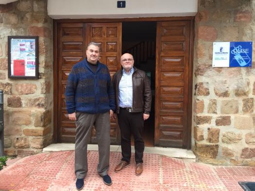 Galería Multimedia11/01/2018Consejería de Agricultura, Ganadería y Desarrollo RuralAlbaceteDurante la reunión que ha mantenido hoy el delegado de la Junta en Albacete, Pedro Antonio Ruiz Santos con el alcalde de Villapalacios, José Ángel RodríguezEl Gobierno regional prioriza la mejora de un camino rural en Villapalacios por su interés social y para garantizar mayor seguridad en el transporteEstas obras que se realizarán en 8 kilómetros del denominado “El Camino del Río” y que enlazan Villapalacios con más de 20 cortijos, explotaciones agrarias, y con la localidad de Bienservida, beneficiarán a una población próxima a las 200 personas, seleccionando el acondicionamiento de este trazado, en virtud del convenio de la Consejería de Agricultura, Medio Ambiente y Desarrollo Rural para mejorar caminos rurales en Castilla-La Mancha.
 
Villapalacios contará con un Taller de Empleo para su ejecución en el presente 2018, especializado en operaciones auxiliares de montaje y mantenimiento de sistemas microinformáticos, por valor de 77.658 euros, destinado a 8 personas en situación de desempleo.
Villapalacios, 11 de enero de 2017.- El Gobierno de Castilla-La Mancha invertirá 100.000 euros a través del convenio para la realización de actuaciones de mejora y acondicionamiento de caminos rurales en el término municipal de Villapalacios.
 
Estas obras que se realizarán en 8 kilómetros del denominado “El Camino del Río” y que enlazan Villapalacios con más de 20 cortijos, explotaciones agrarias y con la localidad de Bienservida beneficiarán a una población próxima a las 200 personas, y serán “priorizadas” al entender la necesidad de mejorar esta comunicación para el tránsito de vehículos rodados y otros medios de transporte del sector agropecuario, y por su interés social, al mejorar la accesibilidad de viviendas e inmuebles que durante los meses estivales registraron una ocupación completa.
 
Este ha sido el principal asunto tratado en la reunión que ha mantenido hoy el delegado de la Junta en Albacete, Pedro Antonio Ruiz Santos con el alcalde de Villapalacios, José Ángel Rodríguez, en este Ayuntamiento albaceteño, en el que se ha puesto de manifiesto la necesidad de estas obras en este camino rural “deteriorado debido a la falta de mantenimiento para reparar inclemencias meteorológicas y producidas por la circulación de vehículos”, ha asegurado el primer edil.
 
Ruiz Santos ha recordado que el convenio de la Consejería de Agricultura, Medio Ambiente y Desarrollo Rural con la Diputación provincial de Albacete permite “seleccionar y desarrollar obras de acondicionamiento de caminos rurales, cuya titularidad sea de entidades locales, cumpliendo un eje del Programa de Desarrollo Rural de Castilla-La Mancha 2014-2020”.
 
Por otro lado, el delegado provincial de la Junta de Comunidades en Albacete ha felicitado al Ayuntamiento de Villapalacios por lograr un Taller de Empleo en esta localidad, para su ejecución en 2018, especializado en operaciones auxiliares de montaje y mantenimiento de sistemas microinformáticos, por valor de 77.658 euros, destinado a 8 personas en situación de desempleo. 

      


      
      
    
    Enlace permanente: https://www.castillalamancha.es/node/263546
    

  
  





  
                
    
    
          

  
  





  
                
    
    
      
        
  
  
      
      
Galer&iacutea Multimedia

  
      
          
  
Reunión entre Ruiz Santos con el alcalde de VillapalaciosDescargarReunión entre Ruiz Santos con el alcalde de VillapalaciosDescargar