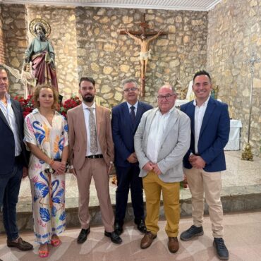 El diputado del PP-CLM, Juan Antonio Moreno Moya, junto con los diputados provin...