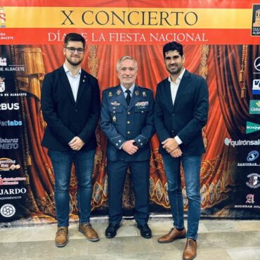 Nuestro portavoz José González junto a los concejales Jacinto Navarro y Diego A...