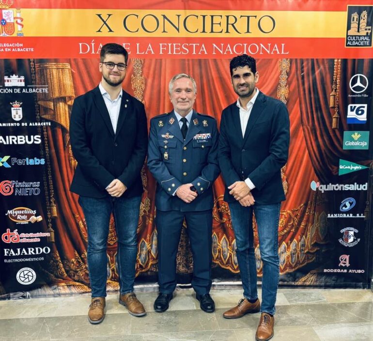 Nuestro portavoz José González junto a los concejales Jacinto Navarro y Diego A...