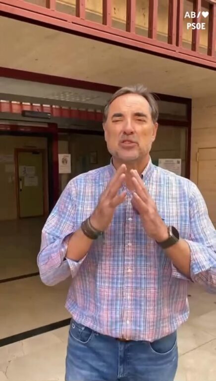 Piscina del Carlos Belmonte cerrada  y usuarios y usuarias trasladados, de un dí...