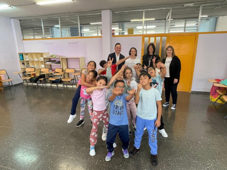 El concejal de educación, Pascual Molina, ha visitado el proyecto educativo-artí...