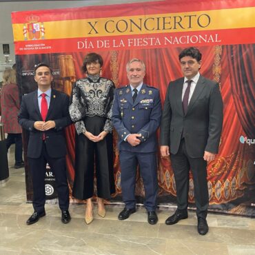 El diputado provincial del Grupo Popular Antonio Martínez Alcalde, junto con los...