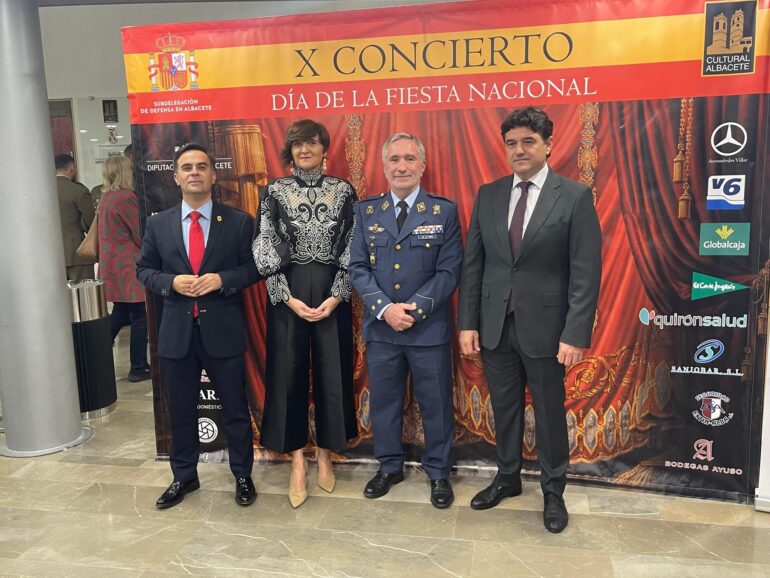 El diputado provincial del Grupo Popular Antonio Martínez Alcalde, junto con los...