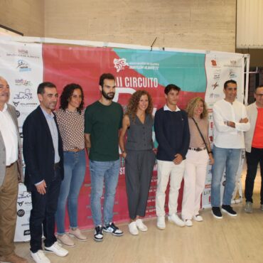 El diputado provincial del Grupo Popular Fermin Gomez Sarrion, junto con el conc...