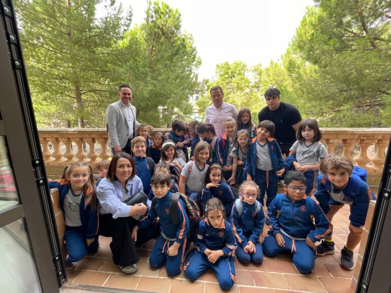 El alcalde de Albacete, Manuel Serrano López , y el concejal de Educación, Pasc...