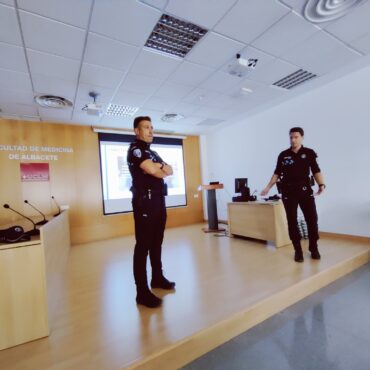 Esta mañana, hemos sido invitados a la Facultad de medicina de Albacete, para po...