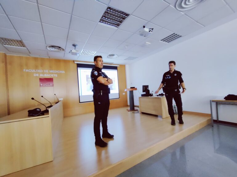 Esta mañana, hemos sido invitados a la Facultad de medicina de Albacete, para po...