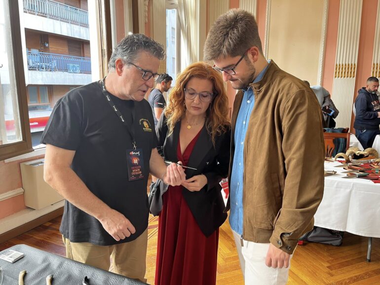 Nuestro portavoz José González Martínez, junto a Juani García Vitoria y Diego Ar...