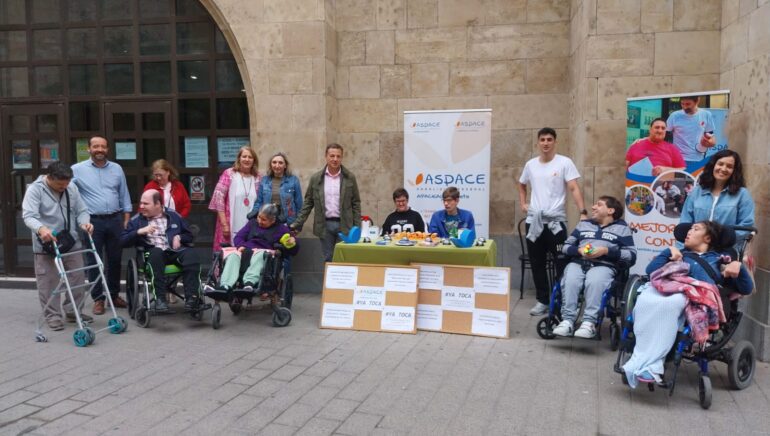El alcalde Manuel Serrano López  agradece a Apaceal Asociación de Padres de Para...