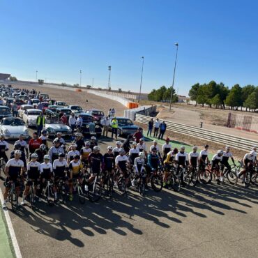 El Circuito de Velocidad ha acogido la concentración de coches clásicos e histór...