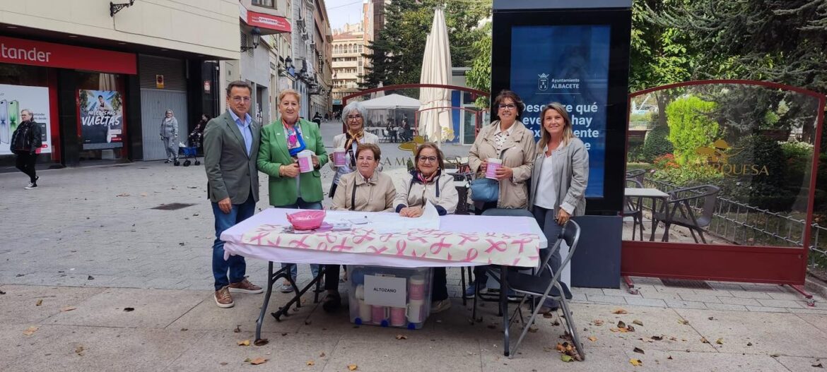 Esta mañana el alcalde, Manuel Serrano, junto a la concejala, Lucrecia Rodrígue...