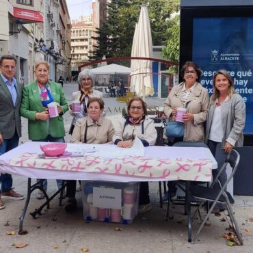 Esta mañana el alcalde, Manuel Serrano, junto a la concejala, Lucrecia Rodrígue...
