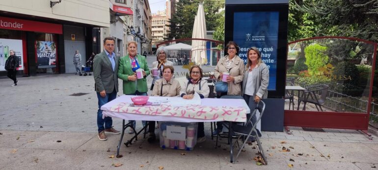 Esta mañana el alcalde, Manuel Serrano, junto a la concejala, Lucrecia Rodrígue...