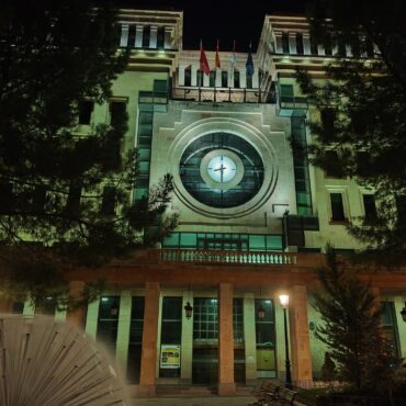Esta noche, los edificios del Ayuntamiento, Museo Municipal y Museo de la Cuchi...