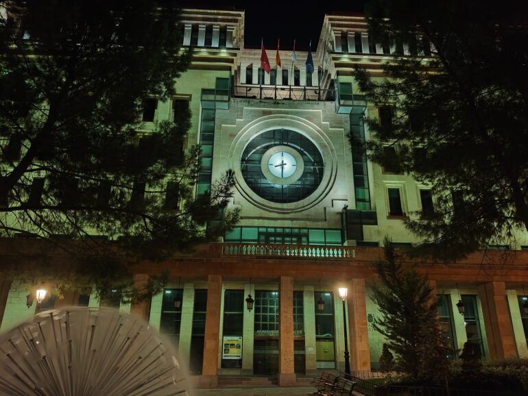 Esta noche, los edificios del Ayuntamiento, Museo Municipal y Museo de la Cuchi...
