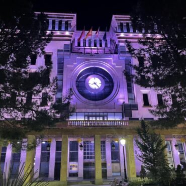 Esta noche con motivo de la celebración del Día Mundial contra el Cáncer de Mama...