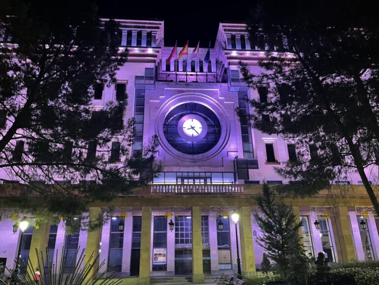 Esta noche con motivo de la celebración del Día Mundial contra el Cáncer de Mama...