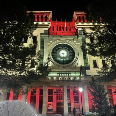 Con motivo de la celebración del Día de la Hispanidad, se han iluminadolos edifi...