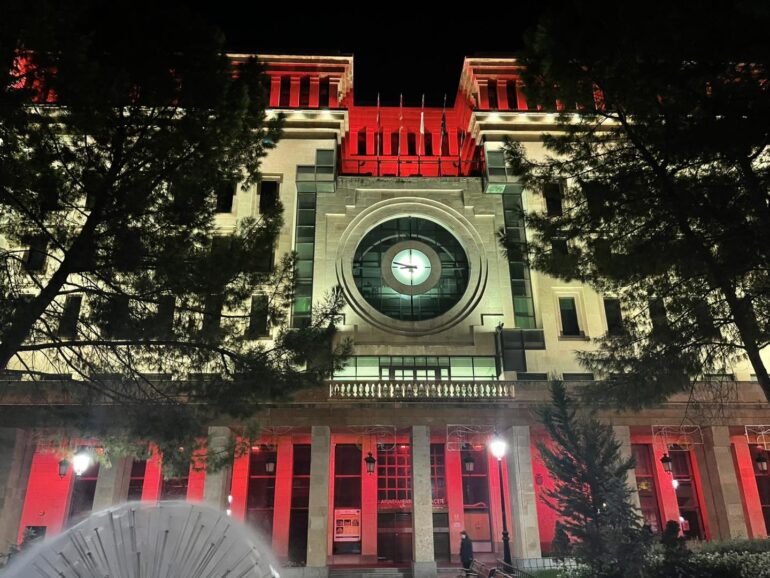 Con motivo de la celebración del Día de la Hispanidad, se han iluminadolos edifi...