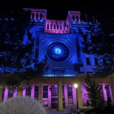 Esta noche con motivo de la conmemoración del Día Internacional de la Muerte Per...