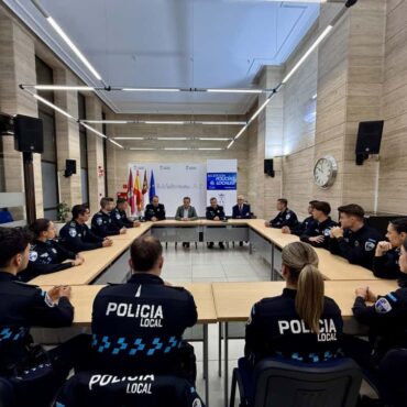 Manuel Serrano López  recibe a los nuevos agentes de la Policía Local.

El alca...