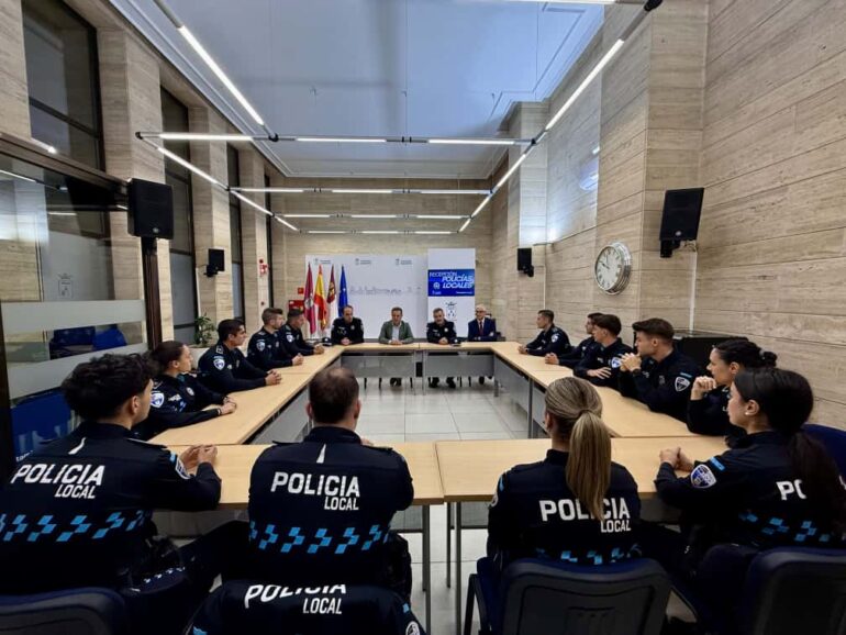 Manuel Serrano López  recibe a los nuevos agentes de la Policía Local.

El alca...