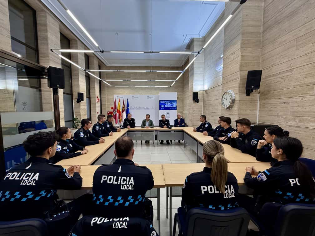 Manuel Serrano López  recibe a los nuevos agentes de la Policía Local.

El alca...