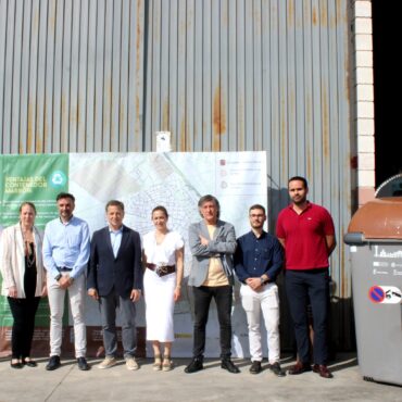 Concienciación puerta a puerta: charlas sobre el contenedor marrón llegan a tod...