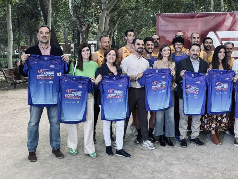 Está tarde se ha presentado la vigésimo octava edición de la Media Maratón con ...