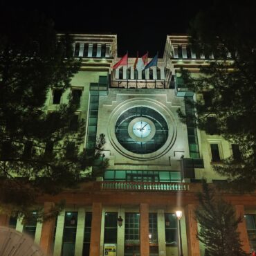 Esta noche, los edificios del Ayuntamiento y Museo de la Cuchillería se han ilu...