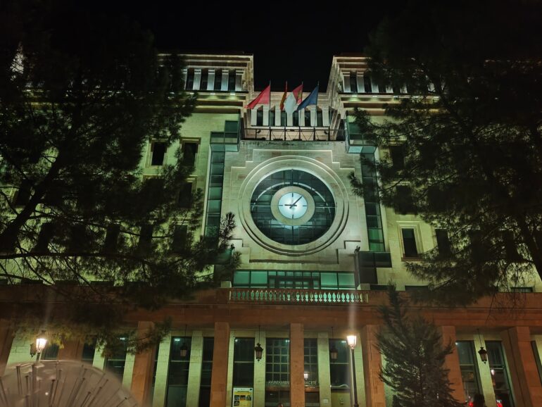 Esta noche, los edificios del Ayuntamiento y Museo de la Cuchillería se han ilu...