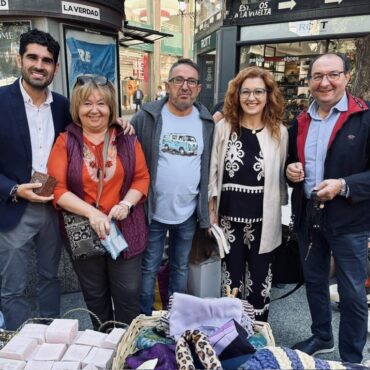 Nuestro portavoz José González acompañado de la concejala Juani García y el con...