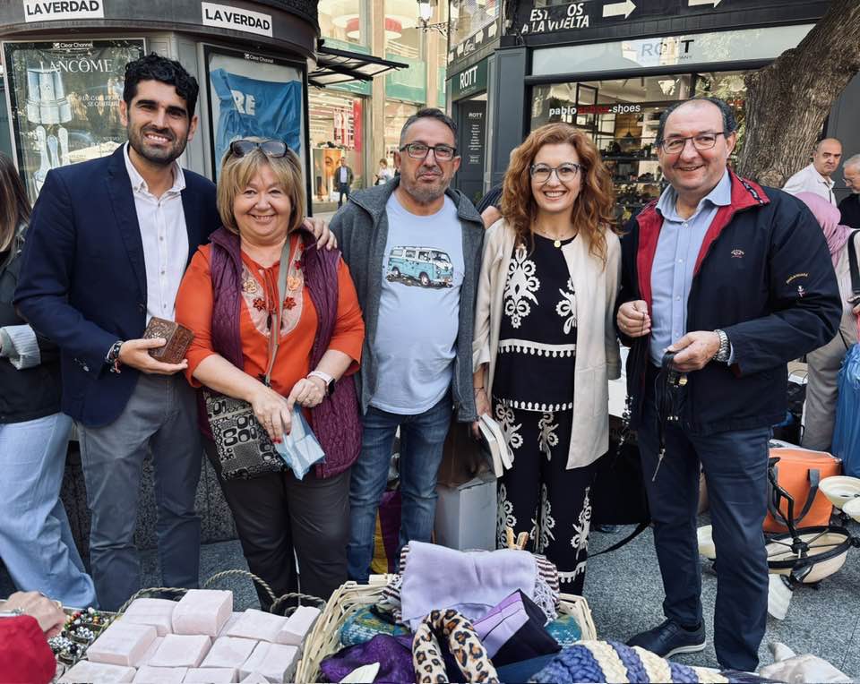 Nuestro portavoz José González acompañado de la concejala Juani García y el con...