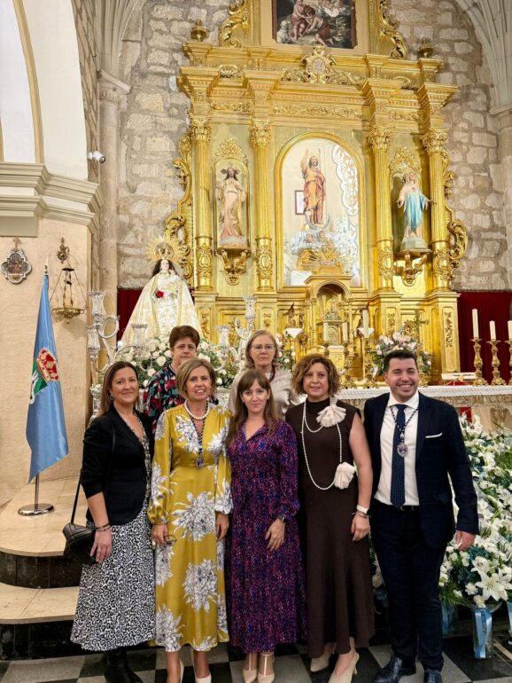 La diputada del PP-CLM por Albacete Tania Andicoberry, junto a la diputada provi...