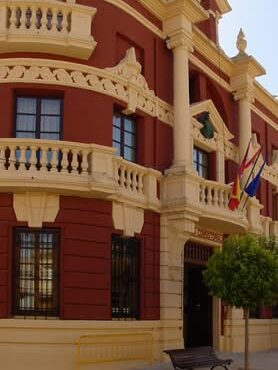 La caída de la red de Telefonía e Internet está causando graves trastornos en el...