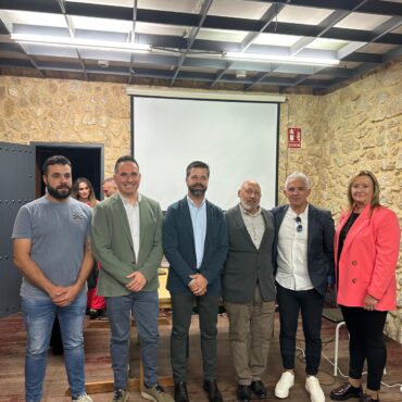 El diputado provincial, Pascual Molina y la alcaldesa de Jorquera Pilar Medina h...