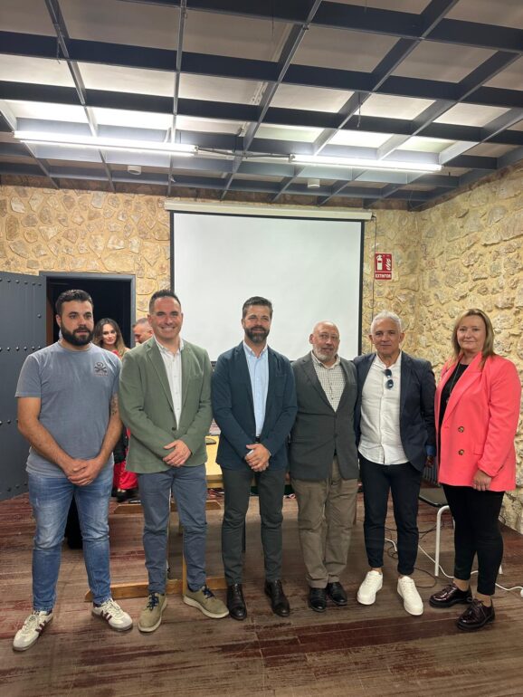 El diputado provincial, Pascual Molina y la alcaldesa de Jorquera Pilar Medina h...