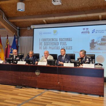 Mesa inaugural de la I Conferencia Nacional de Seguridad Vial de las Policías Locales en Cartagena, con cinco ponentes uniformados y autoridades sentados frente a un cartel proyectado con el título del evento