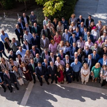 Este es el equipo que va a liderar el cambio en Castilla-La Mancha.

Esta región...